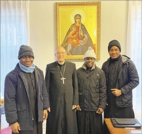 Rīgas katoļu garīgā semināra studenti no Nigērijas Nzubechukwu Jude-Theddeus Nsofor (no kreisās), Paschal-Trinitas Mbanugohun Stanley Maneke ar Latvijas katoļu galvu, arhibīskapu Zbigņeva Stankeviču (otrais no kreisās).