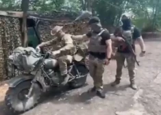 VIDEO: saucot "Uzvara būs mūsu!", krievu okupants ar jauno motociklu uzreiz ietriecas kokā