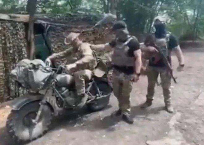 VIDEO: saucot "Uzvara būs mūsu!", krievu okupants ar jauno motociklu uzreiz ietriecas kokā