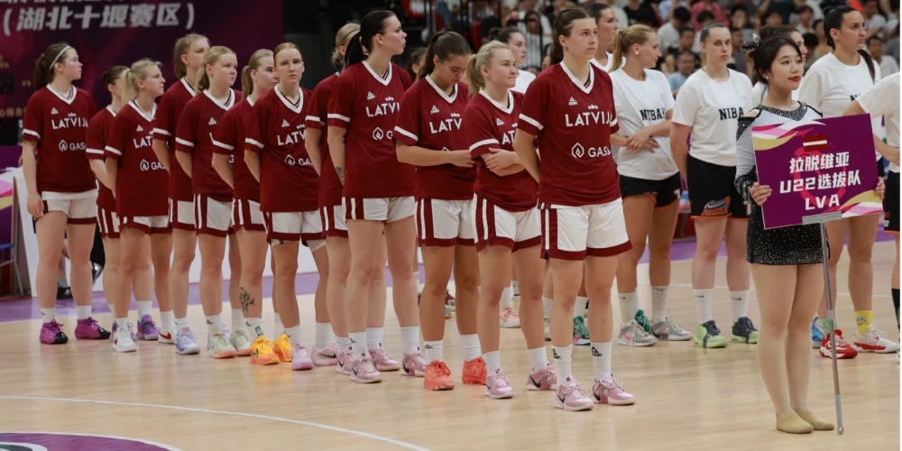 Latvijas U-23 izlases basketbolistes turnīra atklāšanā.