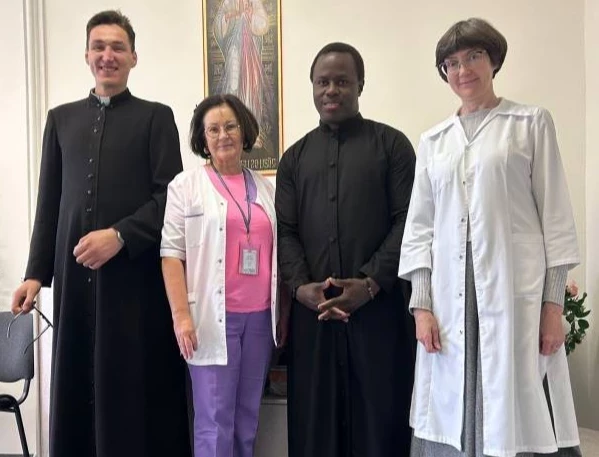 12. jūnijā Daugavpils reģionālās slimnīcas Aprūpes centrā notika īpašs un sirsnīgs notikums — Svēto Misi vadīja Rīgas katoļu garīgā semināra audzēknis Paskāls (Paschal-Trinitas Mbanugoh, otrais no labās) no Nigērijas kopā ar priesteri Maksimu.