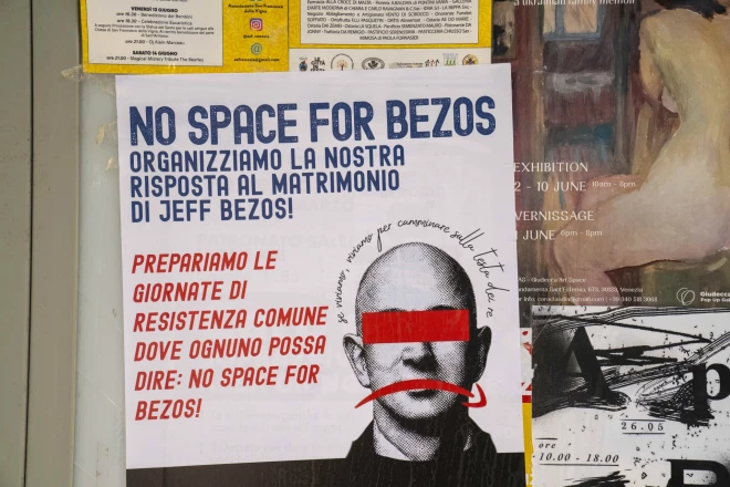 Предполагалось, что свадьба пройдет с 24 по 26 июня, но из-за протестов ее пришлось перенести.