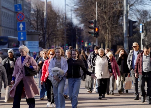 Cilvēki uz gājēju pārejas Krišjāņa Barona ielā.