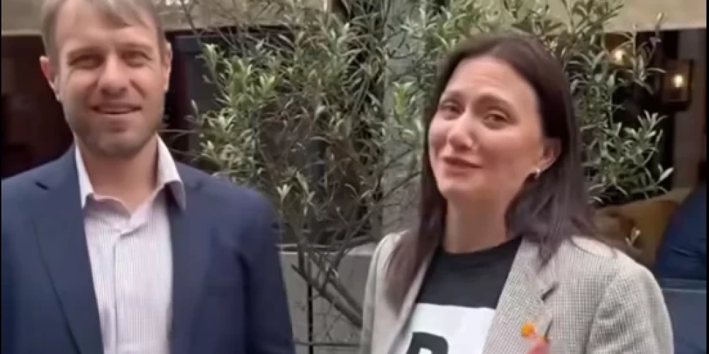 Svetlana Čulkova tikmēr, domājams, braucienam uz Hāgu izraudzīta, jo iecelta arī par “Stabilitātei!” frakcijas līderi Saeimā, kur opozīcijas krēslu Rosļikovs atstāja, tiekot ievēlēts Rīgas domē, kur arī būs opozīcijā. Pa labi no viņas - aicinātājs - itāļu bolitiķis Danilo Della Valle.