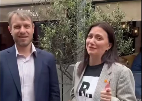 Svetlana Čulkova tikmēr, domājams, braucienam uz Hāgu izraudzīta, jo iecelta arī par “Stabilitātei!” frakcijas līderi Saeimā, kur opozīcijas krēslu Rosļikovs atstāja, tiekot ievēlēts Rīgas domē, kur arī būs opozīcijā. Pa labi no viņas - aicinātājs - itāļu bolitiķis Danilo Della Valle.