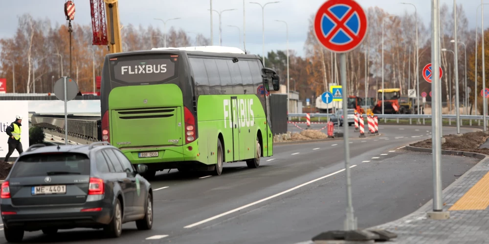 "FlixBus" autobuss Rīgas ielā.