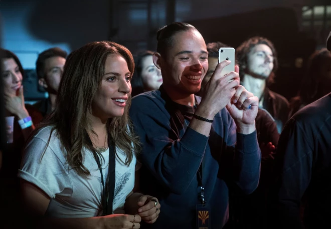 Lady Gaga un Entonijs Ramoss filmā “Zvaigzne ir dzimusi”.