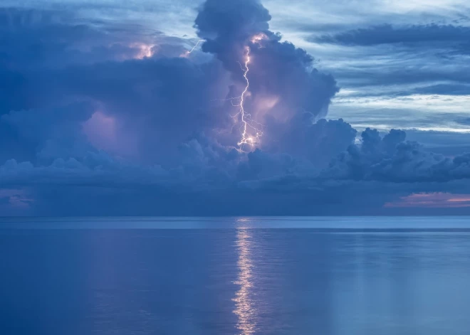 "Viņš bija ieradies šeit savā medusmēnesī" – vīrietis iet bojā pēc tam, kad viņam negaidīti iesper zibens