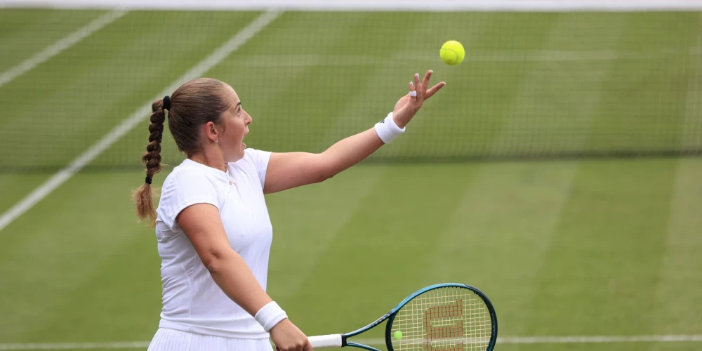 Aļona Ostapenko trešdien nespēja turpināt spēli un maču pameta klibojot.