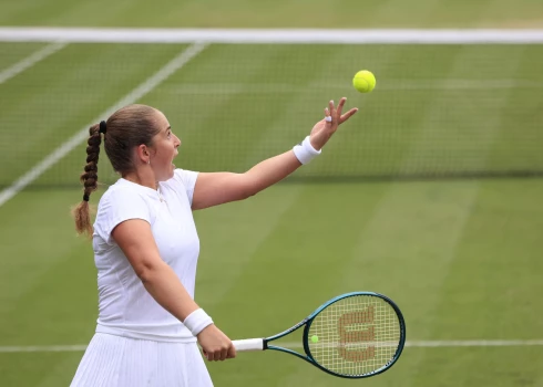 Aļona Ostapenko trešdien nespēja turpināt spēli un maču pameta klibojot.