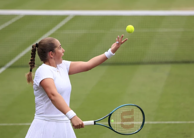 Aļona Ostapenko nespēj turpināt spēli Īstbornas otrajā kārtā