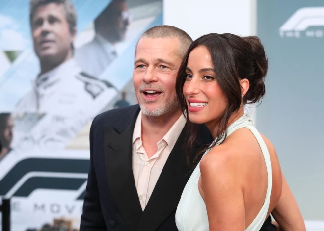 Breds Pits un Inese de Ramona filmas “F1” pirmizrādes vakarā Ņujorkā 2025. gada 16. jūnijā.
