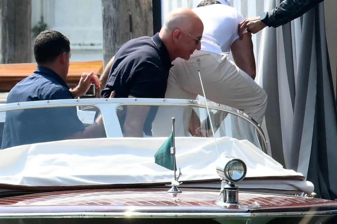 Džefs Bezoss un Lorena Sančesa tika iemūžināti, izkāpjot no laivas Venēcijā un ierodoties viesnīcā "Aman".