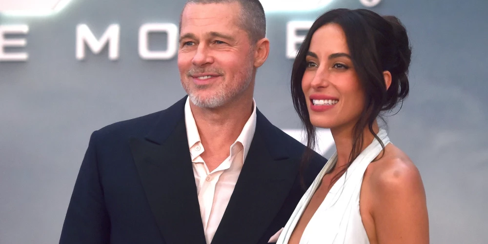 Breds Pits un Inese de Ramona filmas “F1” pirmizrādes vakarā Ņujorkā 2025. gada 16. jūnijā.