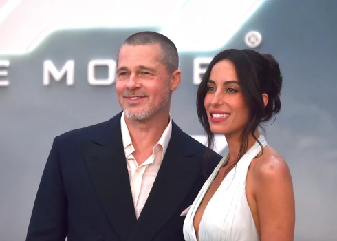 Breds Pits un Inese de Ramona filmas “F1” pirmizrādes vakarā Ņujorkā 2025. gada 16. jūnijā.
