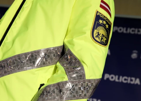  Stelpē Jāņu rītā, 24. jūnijā, par bēgšanu no policijas aizturēts dzērājšoferis bez tiesībām.