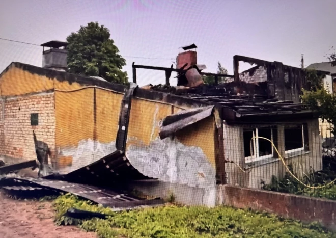 К счастью, дом был застрахован, но до его восстановления предстоит долгий путь.