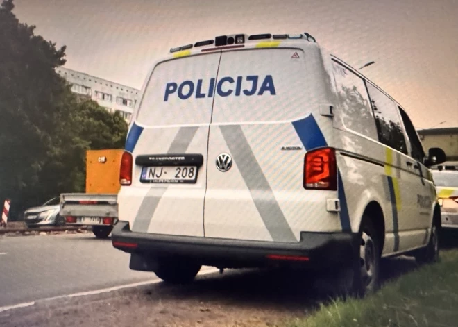 "2,5 промилле - и он еще говорит, что не пил!" В Риге водитель автобуса спас всех от пьяного неадеквата на дороге