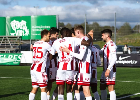 "Liepājas" futbolisti kaut uz brīdi pakāpušies uz kāroto trešo vietu Virslīgā.
