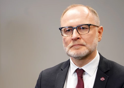 Latvijas aizsardzības ministrs Andris Sprūds (P) .