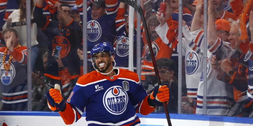 Latvijas hokejistu Teodora Bļugera un Artūra Šilova pārstāvētā Nacionālā hokeja līgas (NHL) komanda Vankūveras "Canucks" no Edmontonas "Oilers" ir iemainījusi uzbrucēju Evanderu Keinu.