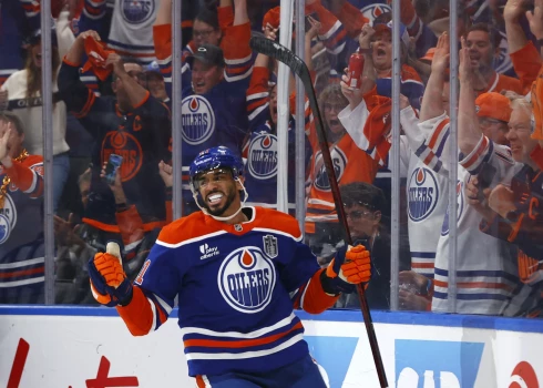 Latvijas hokejistu Teodora Bļugera un Artūra Šilova pārstāvētā Nacionālā hokeja līgas (NHL) komanda Vankūveras "Canucks" no Edmontonas "Oilers" ir iemainījusi uzbrucēju Evanderu Keinu.