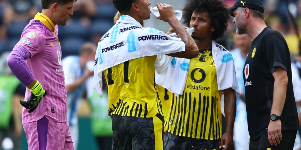 (No kreisās) Gregors Kobels, Džobs Belingems un Karims Adejemi vēldzējas atpūtas pauzes laikā.