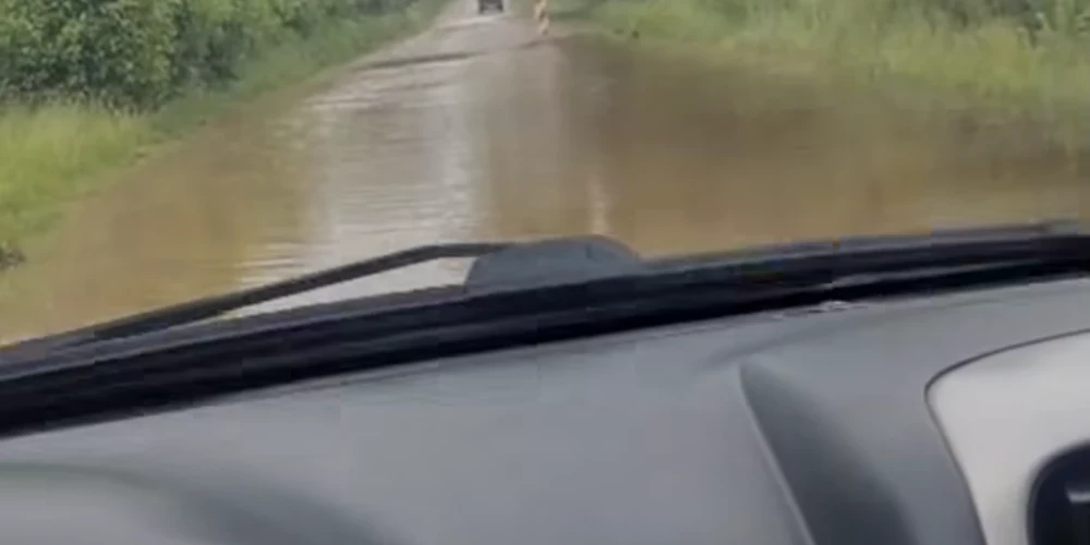 Vietējie pieļauj, ka autoceļš varētu būt applūdis bebru dēļ.