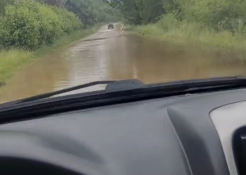 Vietējie pieļauj, ka autoceļš varētu būt applūdis bebru dēļ.