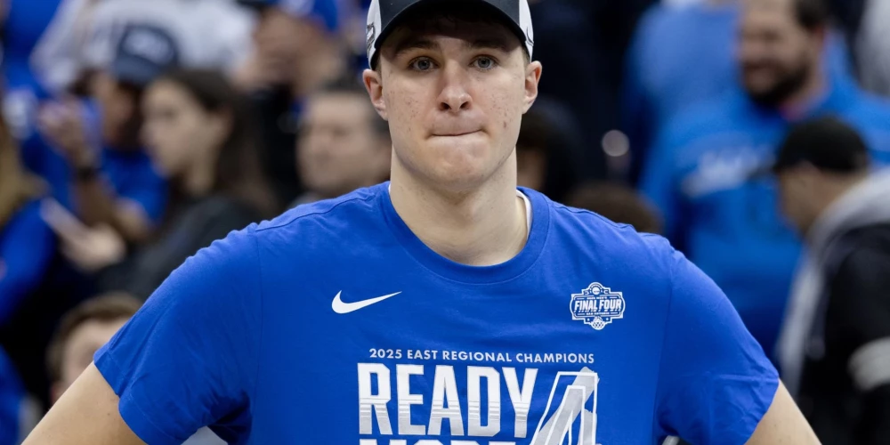 18 gadus vecais Flegs jau savā pirmajā sezonā tika atzīts par Nacionālās koledžu sporta asociācijā (NCAA) labāko basketbolistu.