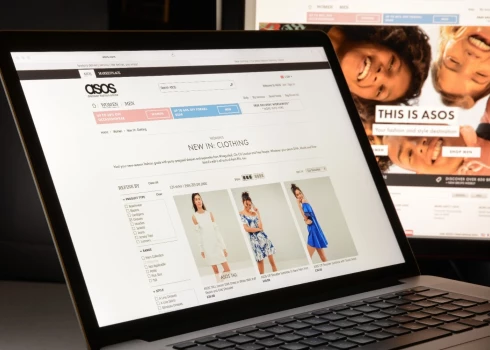 "Asos" klienti sašutuši par kontu slēgšanu biežas preču atgriešanas dēļ. 