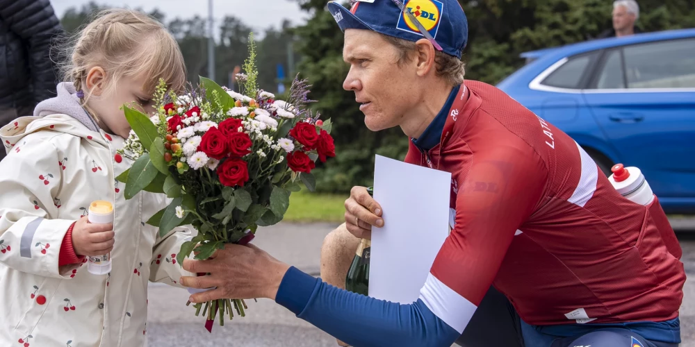 Toms Skujiņš ziedus pēc finiša pasniedza savai meitai.