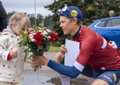 Toms Skujiņš ziedus pēc finiša pasniedza savai meitai.