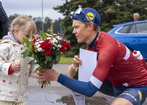 Toms Skujiņš ziedus pēc finiša pasniedza savai meitai.