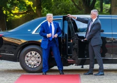 "Tētuks reizēm lamājas," kā NATO samitā apspēlēja Donaldu Trampu