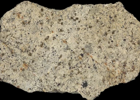 Nogrieztais fragments ir no aptuveni 5,2 kg smagā Biržu jeb Leimaņu meteorīta, kas 1863.gada 2.jūnijā nokrita tagadējā Jēkabpils novada Salas pagastā Bullīšu mežniecības teritorijā.