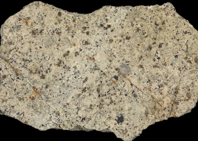 FOTO: Dabas muzejs Ebay iegādājas Latvijā nokrituša meteorīta fragmentu