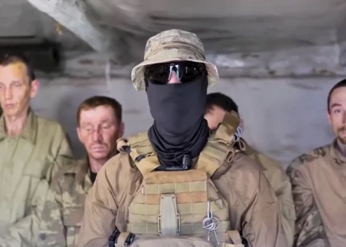 Ukrainas aizstāvis (priekšplānā) ar sagūstītajiem krievu iebrucējiem.