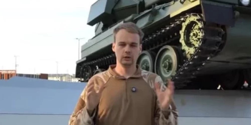 Скандальный танк на постаменте пригодился тиктокеру.
