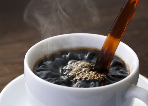 Kāda kafejnīca Ķīnas dienvidrietumos izpelnījusies plašu uzmanību, piedāvājot neparastu dzērienu — latte kafiju ar pievienotu vārītu cūkas zarnu šķidrumu un gabaliņiem.