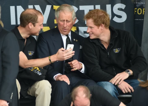 Princis Harijs ar tēvu Čārlzu un brāli Viljamu "Invictus" spēļu dienā 2014. gadā.