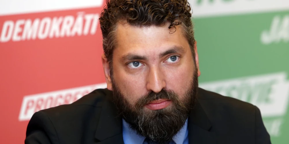 Par Ervinu Labanovski nobalsoja viņš pats un vēl astoņi deputāti.