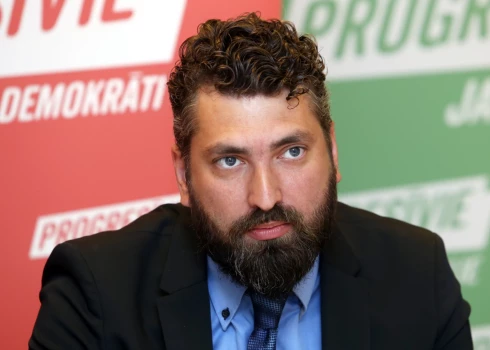 Par Ervinu Labanovski nobalsoja viņš pats un vēl astoņi deputāti.