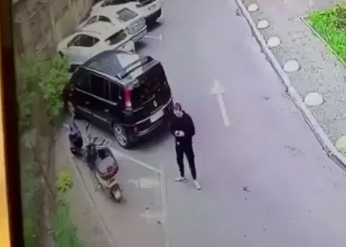 Ukrainas aizstāvis pie motorollera, kurā paslēpts spridzeklis.