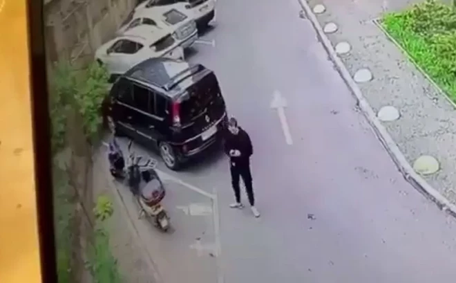 Ukrainas aizstāvis pie motorollera, kurā paslēpts spridzeklis.