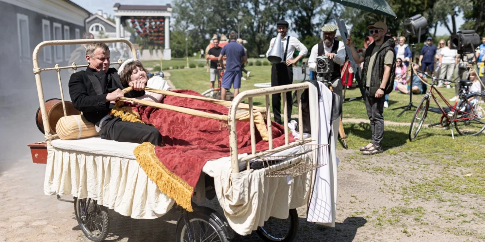 Viens no spilgtākajiem festivāla akcentiem ir fotogrāfiju izstāde, kas veltīta filmai Tadas Blinda – ar vēl nekur nepublicētiem kadriem no 1971.–1972. gada filmēšanas procesa Pakrojas muižā. 