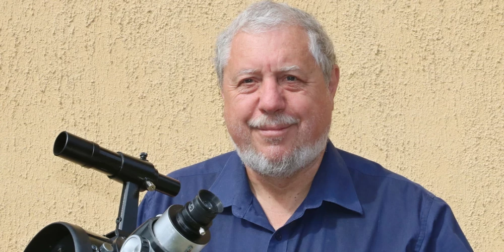 Ilgonim Vilkam ir 64 gadi, un viņš pusgadsimtu ir veltījis astronomijai. Tagad viņš pēta Latvijas astronomijas vēsturi un par savu labāko uzrakstīto grāmatu uzskata “Astronomija Latvijā 20. gadsimtā” pirmo daļu – pusotru kilogramu smaga, 632 lapaspuses. Pašlaik Vilks centīgi raksta otro daļu, kas būs tikpat apjomīga.