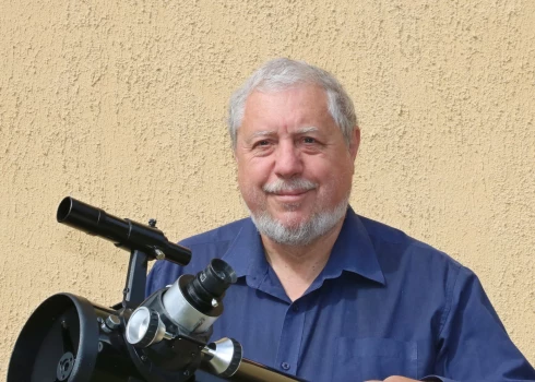 Ilgonim Vilkam ir 64 gadi, un viņš pusgadsimtu ir veltījis astronomijai. Tagad viņš pēta Latvijas astronomijas vēsturi un par savu labāko uzrakstīto grāmatu uzskata “Astronomija Latvijā 20. gadsimtā” pirmo daļu – pusotru kilogramu smaga, 632 lapaspuses. Pašlaik Vilks centīgi raksta otro daļu, kas būs tikpat apjomīga.