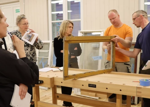 Darbnīcā ir visi nepieciešamie instrumenti un zinoši meistari.