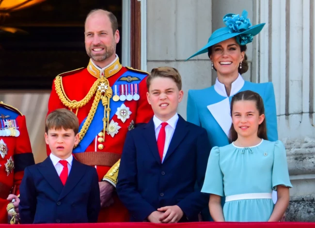 Prinča Viljama un princeses Ketrīnas ģimene, vērojot “Trooping The Colour” parādi šā gada 14. jūnijā.